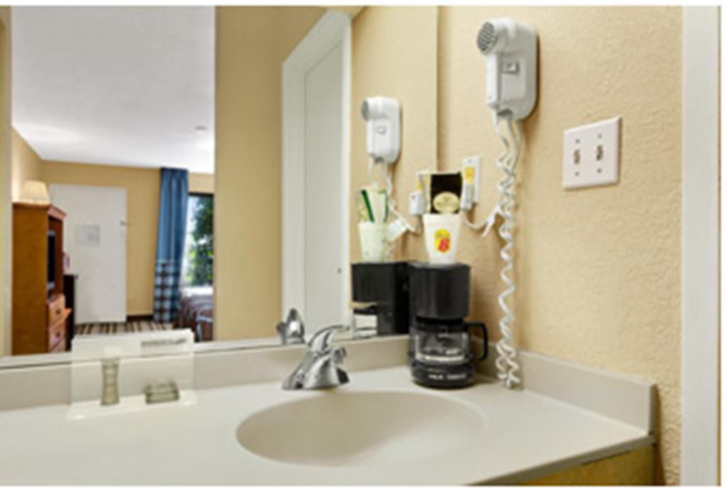 Super 8 By Wyndham Oxford Motel Room photo