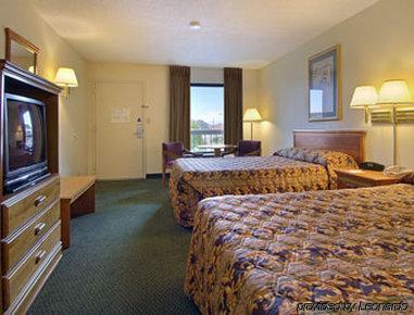 Super 8 By Wyndham Oxford Motel Room photo
