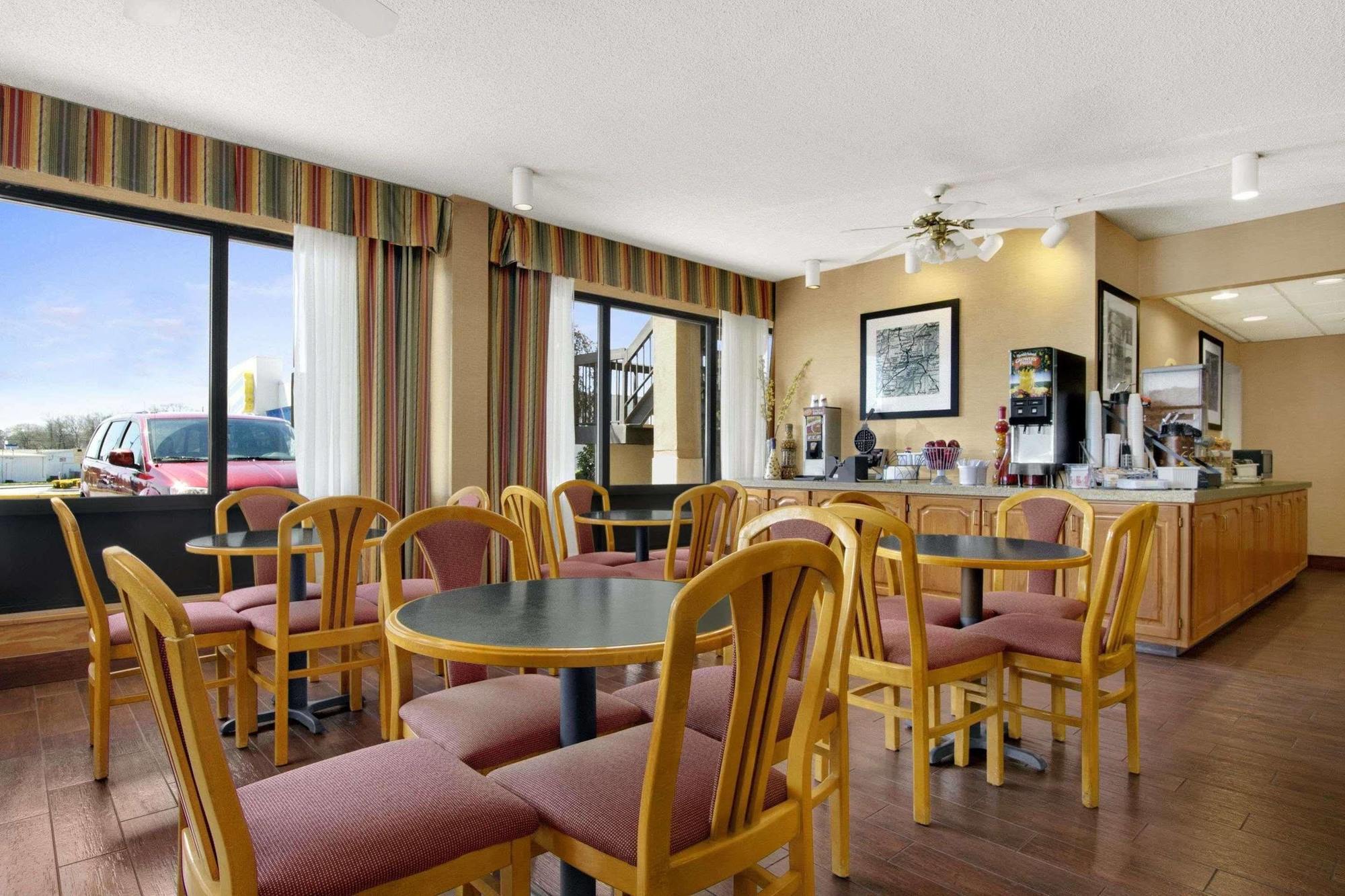 Super 8 By Wyndham Oxford Motel Exterior photo